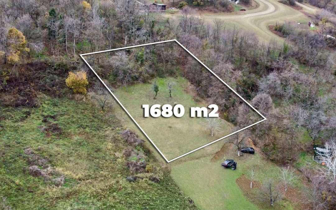 Plac na Paragovu – šuma, pogled i blizina Novog Sada